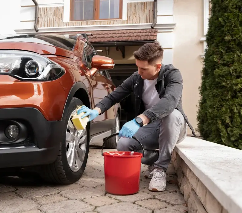 Lavage auto à domicile Baron : professionnel intervenant sur un véhicule
